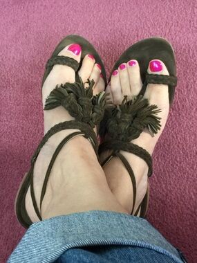 Stuart Weismann Belize 50 sandals in Olive, Size 8.5